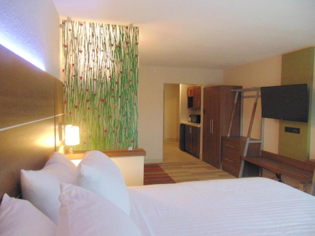 | Holiday Inn Express & Suites Wapakoneta, an IHG Hotel