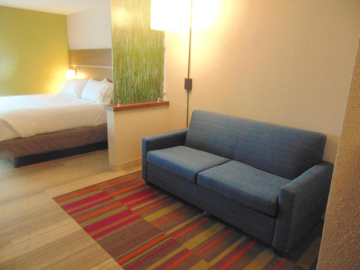 | Holiday Inn Express & Suites Wapakoneta, an IHG Hotel