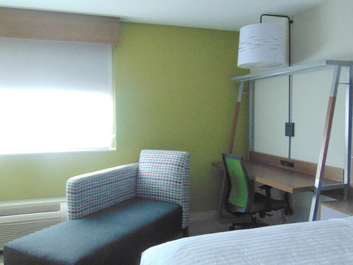 Leisure King Room - Non-Smoking at Holiday Inn Express & Suites Wapakoneta by IHG