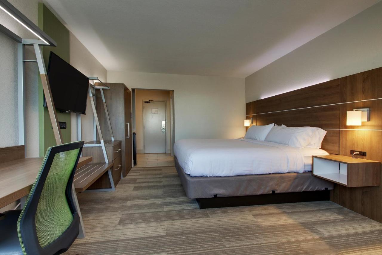 Leisure King Room - Non-Smoking at Holiday Inn Express & Suites Wapakoneta by IHG