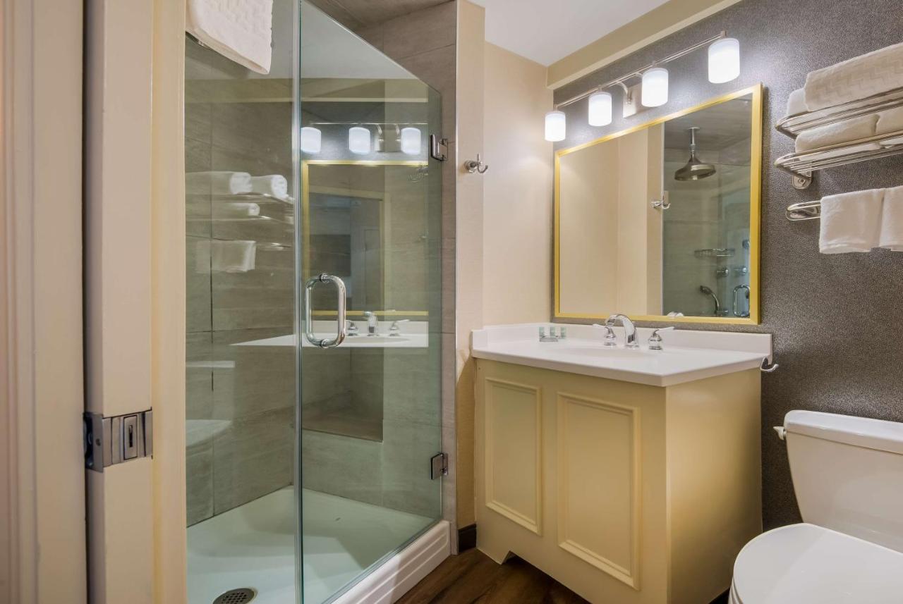 Queen Room at Best Western Syracuse Downtown Hotel and Suites