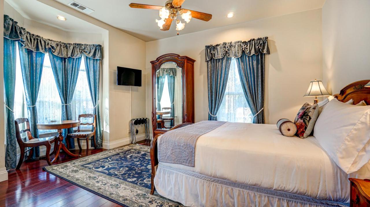 | The River Belle Inn