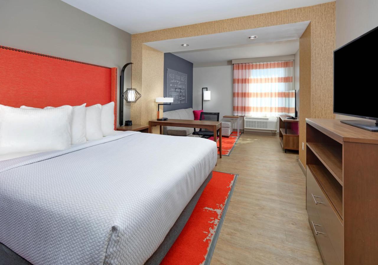 Deluxe King Room with Bath Tub - Mobility/Hearing Accessible - Non-Smoking at La Quinta Inn & Suites by Wyndham Lakeway