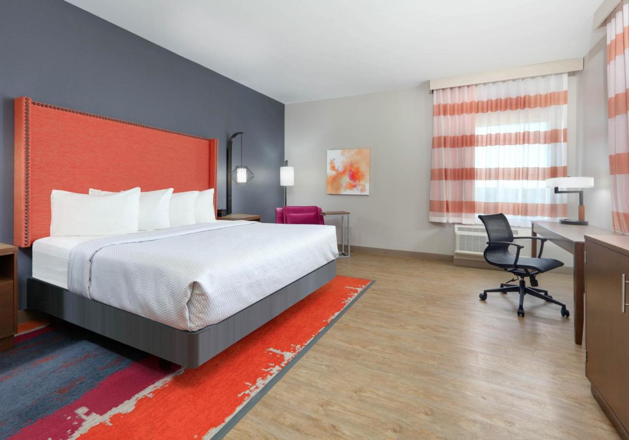 King Room with Bath Tub - Mobility/Hearing Accessible - Non-Smoking at La Quinta Inn & Suites by Wyndham Lakeway