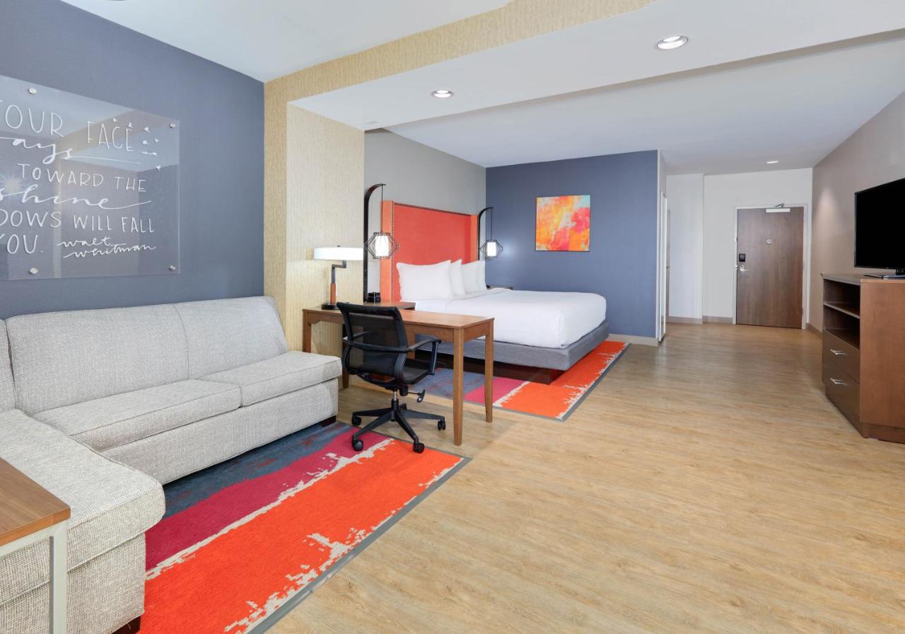 Deluxe King Room with Bath Tub - Mobility/Hearing Accessible - Non-Smoking at La Quinta Inn & Suites by Wyndham Lakeway