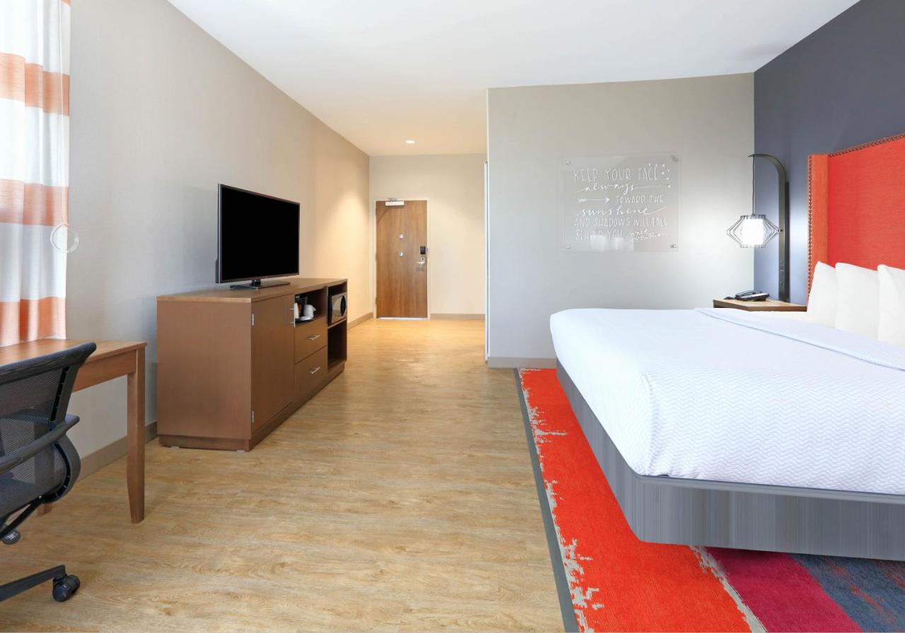 King Room with Bath Tub - Mobility/Hearing Accessible - Non-Smoking at La Quinta Inn & Suites by Wyndham Lakeway