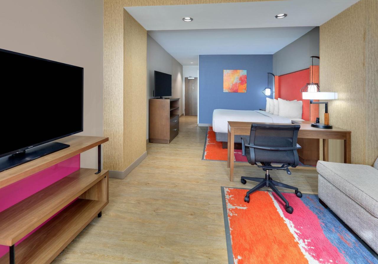 Superior King Room at La Quinta Inn & Suites by Wyndham Lakeway