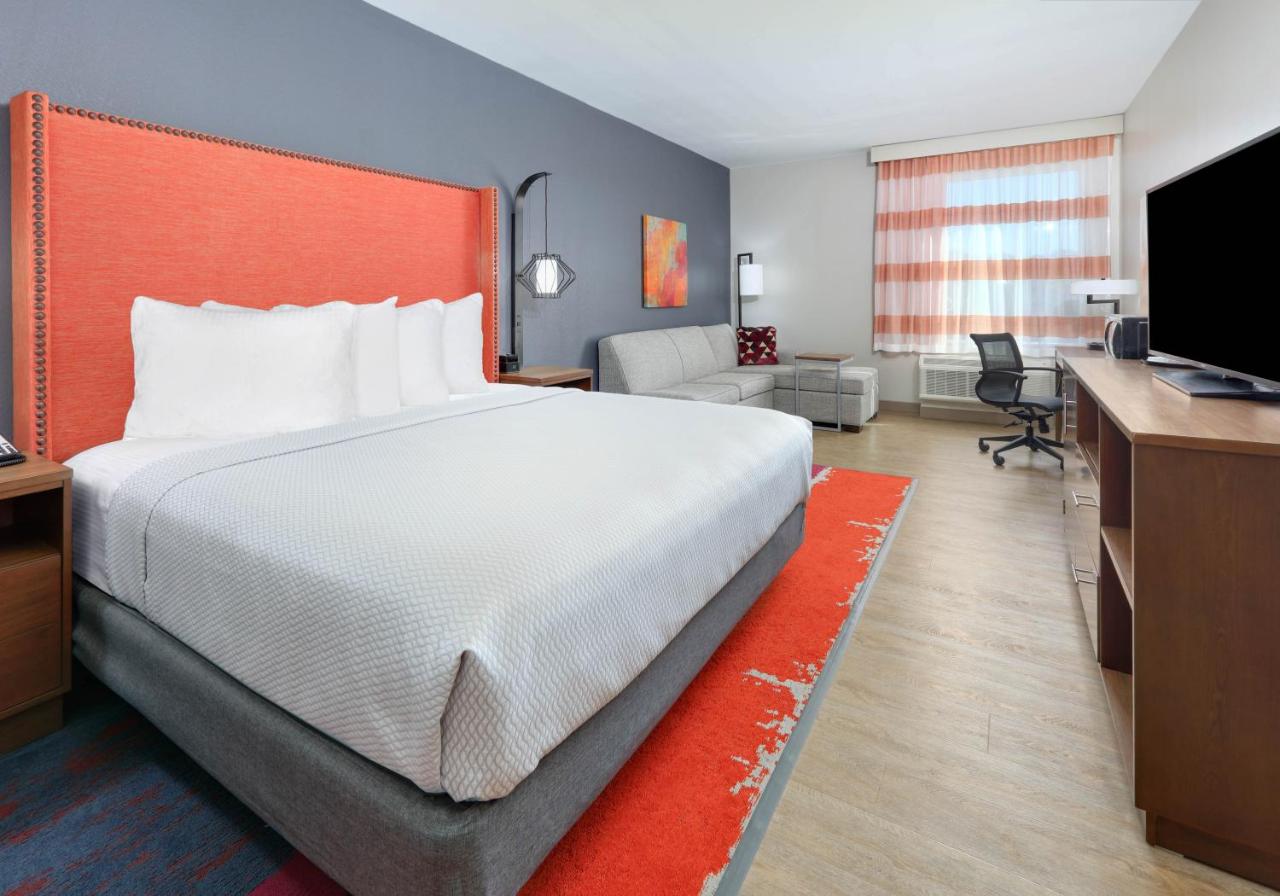 Superior King Room at La Quinta Inn & Suites by Wyndham Lakeway