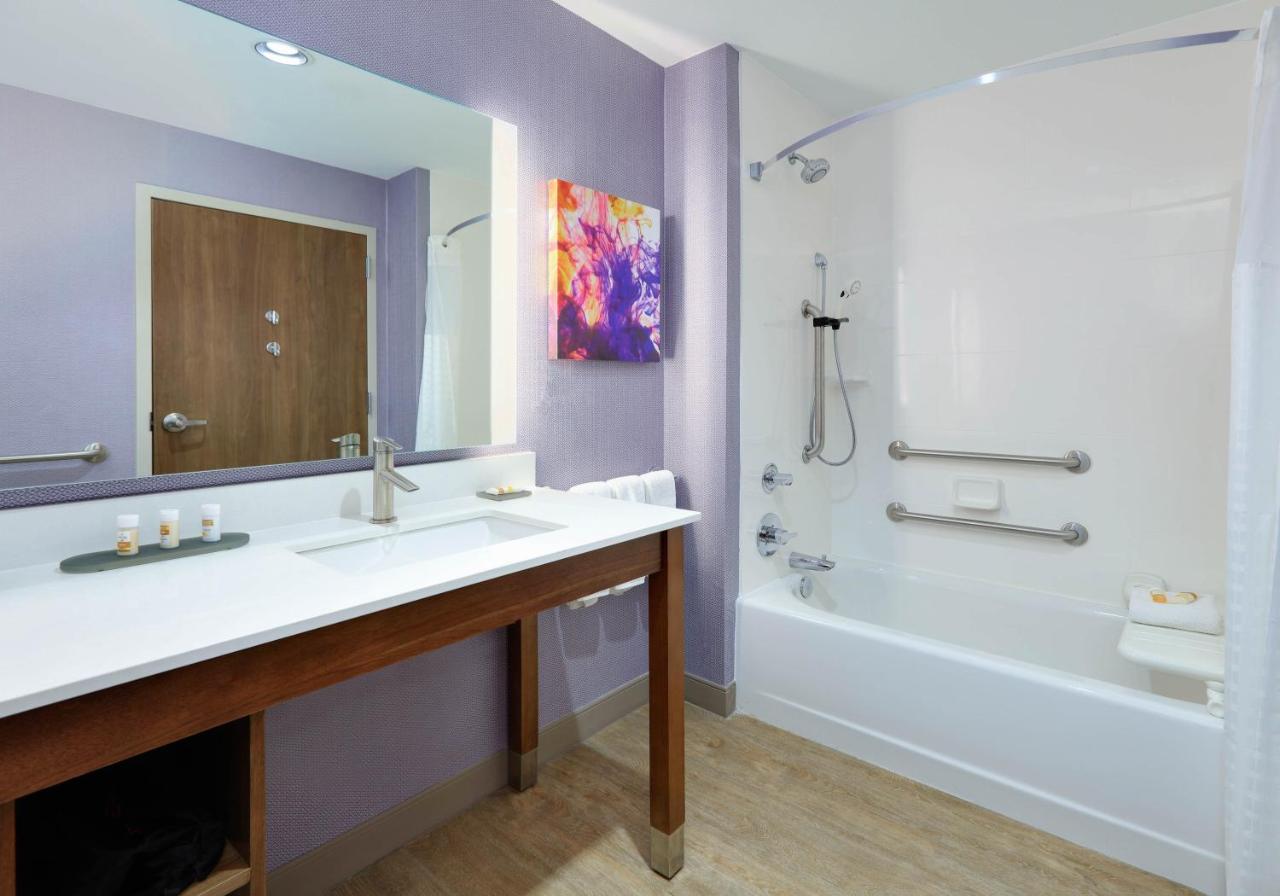 King Room with Bath Tub - Mobility/Hearing Accessible - Non-Smoking at La Quinta Inn & Suites by Wyndham Lakeway