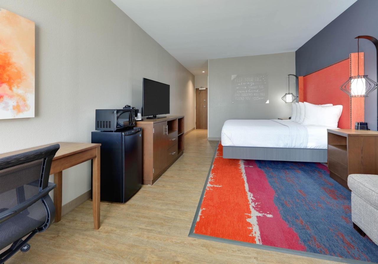 Deluxe King Room at La Quinta Inn & Suites by Wyndham Lakeway