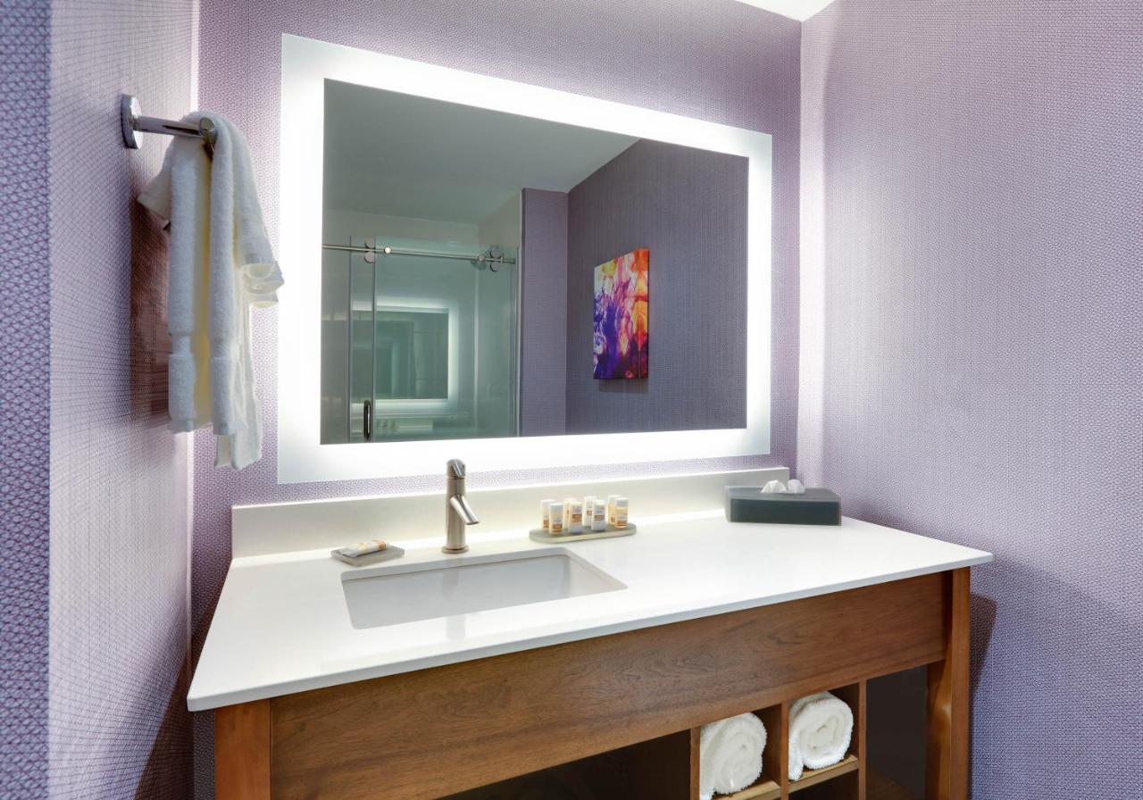Deluxe King Room at La Quinta Inn & Suites by Wyndham Lakeway