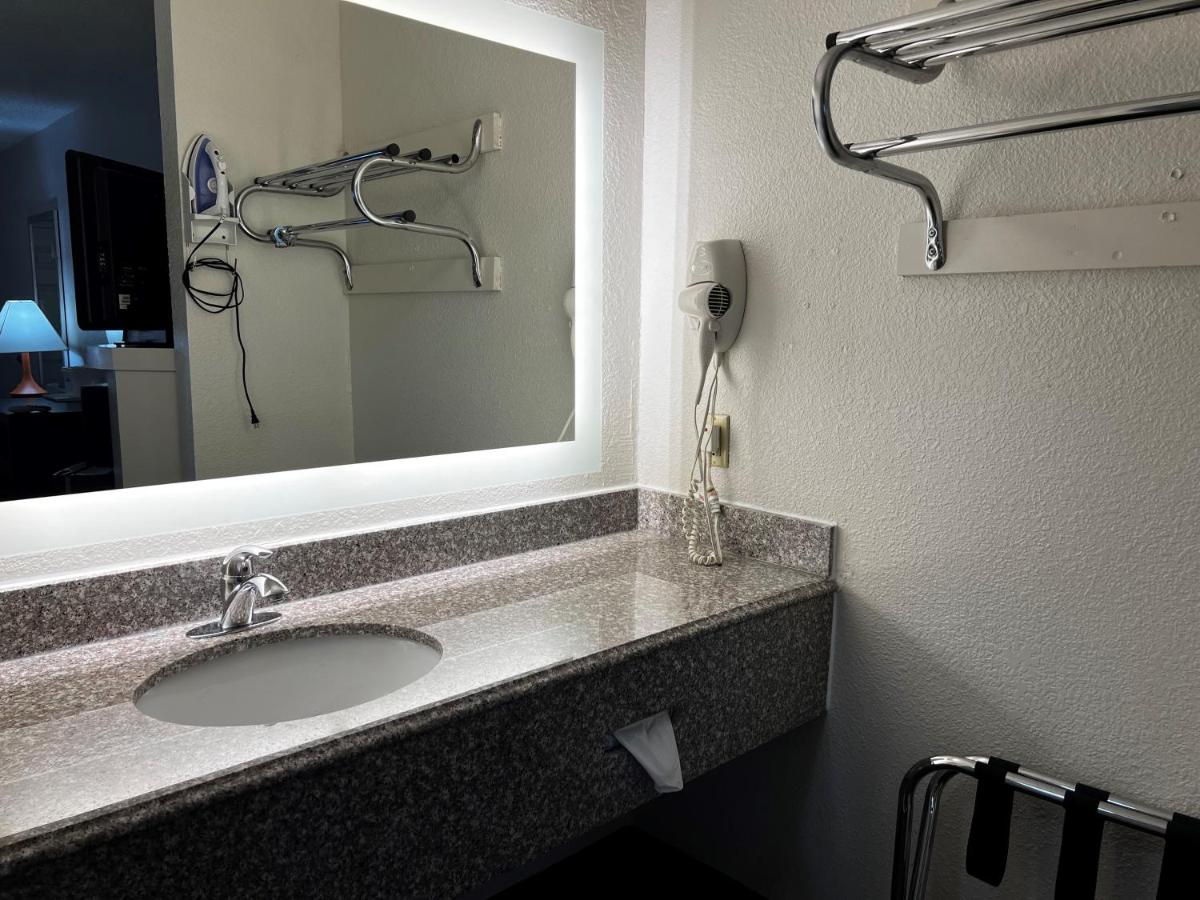 | Howard Johnson Houston Heights - Downtown