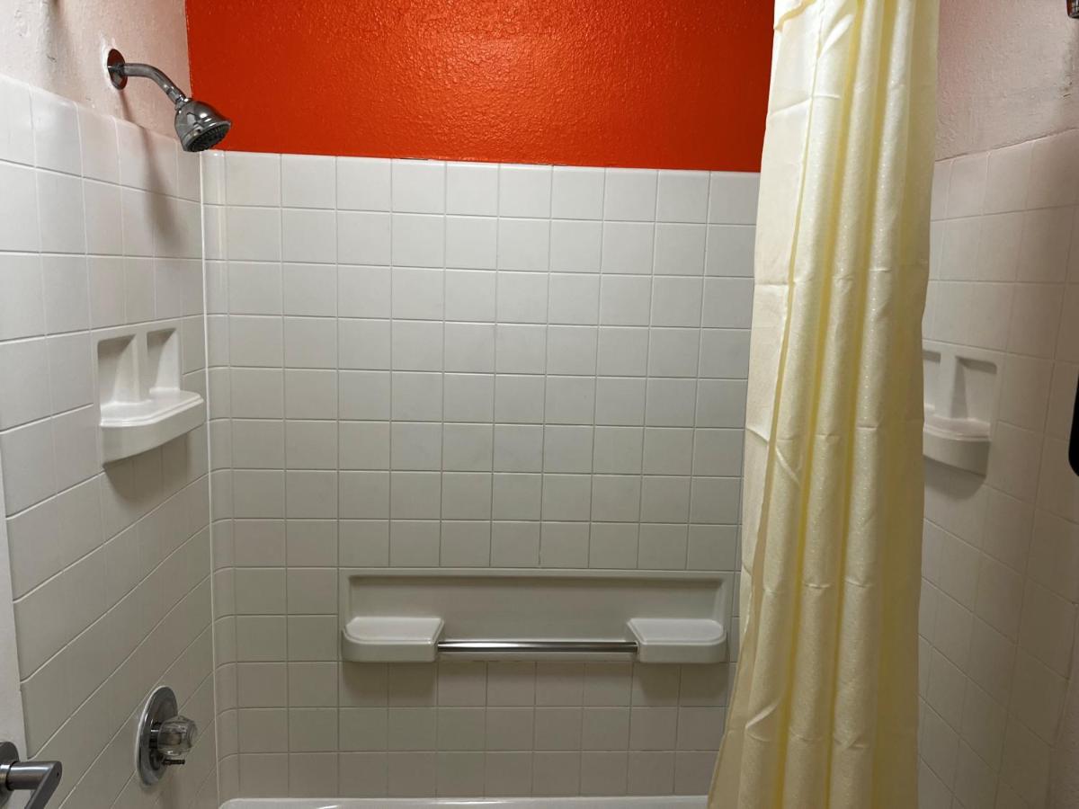 | Howard Johnson Houston Heights - Downtown