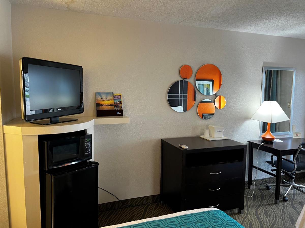 | Howard Johnson Houston Heights - Downtown