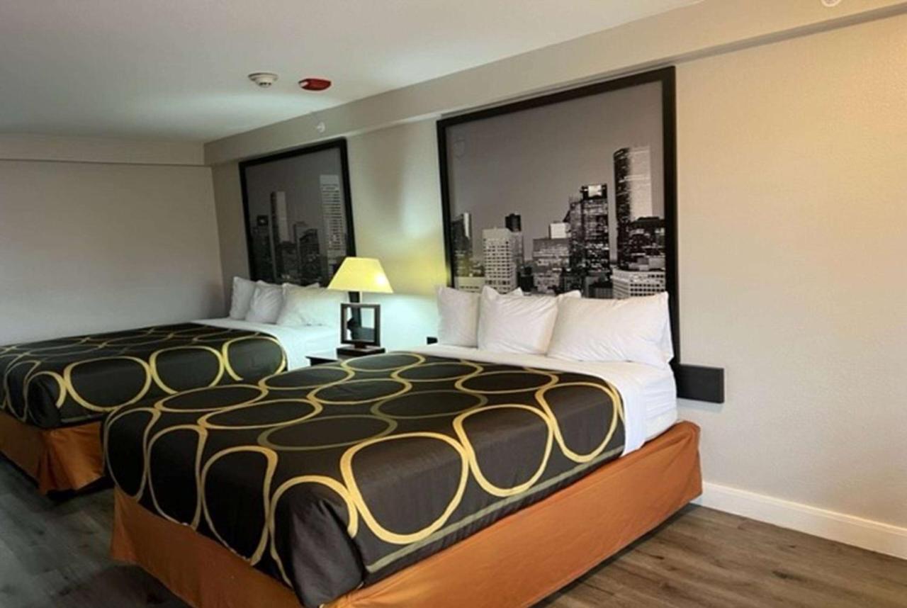 | Super 8 by Wyndham Baytown/Mont Belvieu