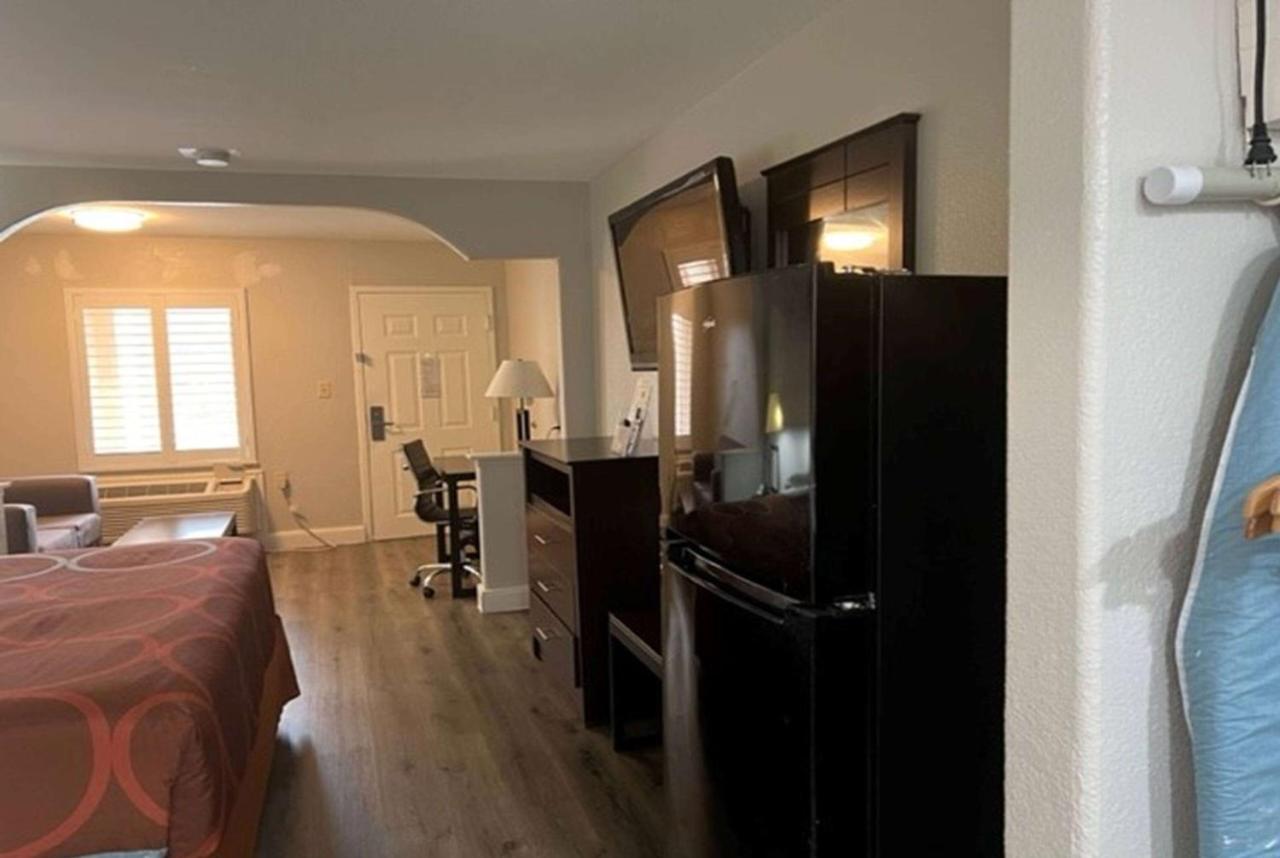 | Super 8 by Wyndham Baytown/Mont Belvieu