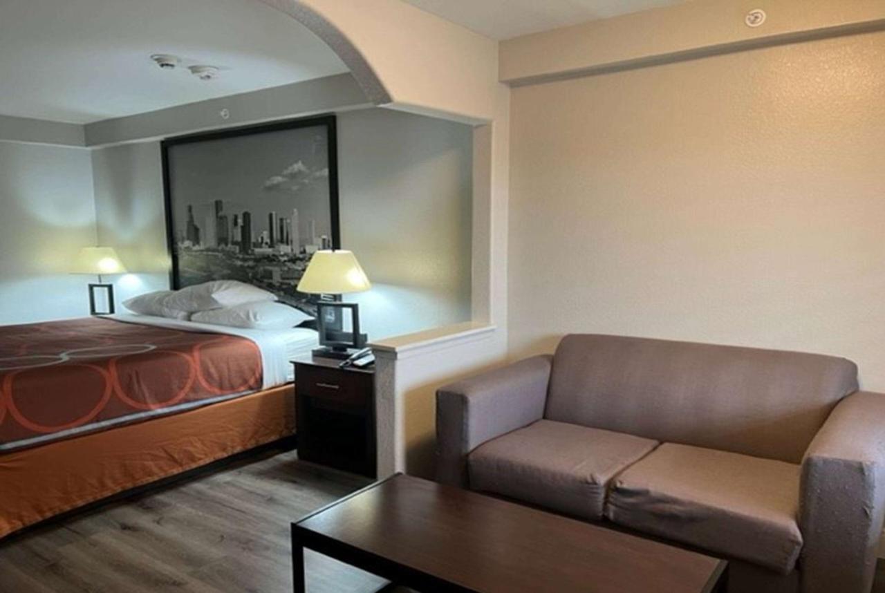 | Super 8 by Wyndham Baytown/Mont Belvieu