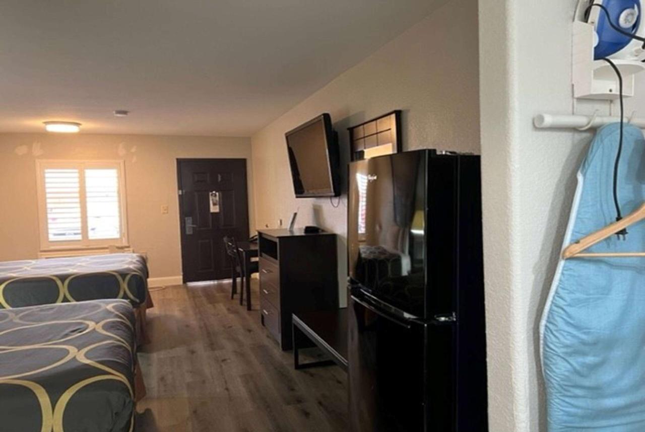 | Super 8 by Wyndham Baytown/Mont Belvieu