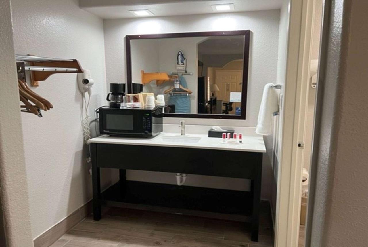  | Super 8 by Wyndham Baytown/Mont Belvieu