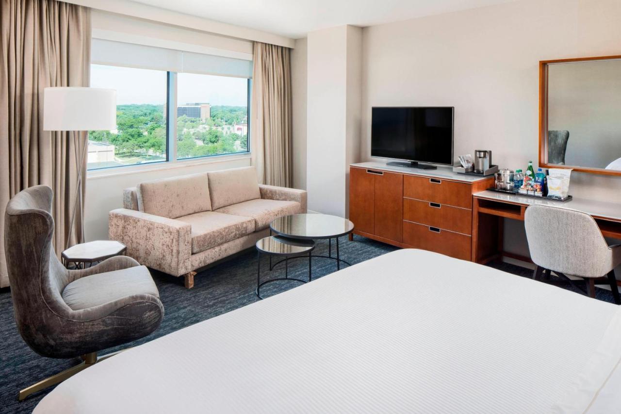 Club lounge access, Larger Guest room, 1 King, Corner room at The Westin Edina Galleria