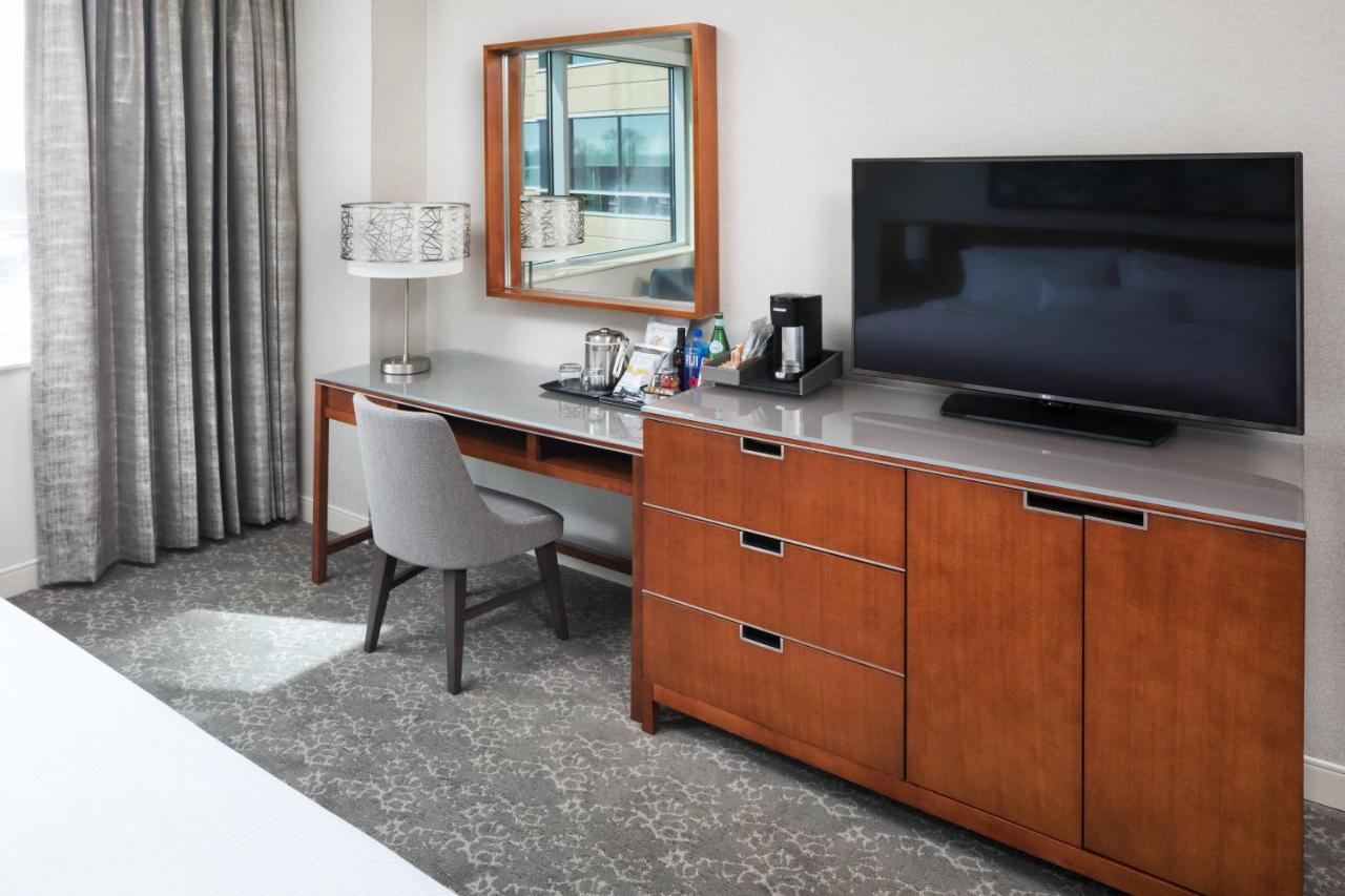Club, Club lounge access, Guest room, 1 King at The Westin Edina Galleria
