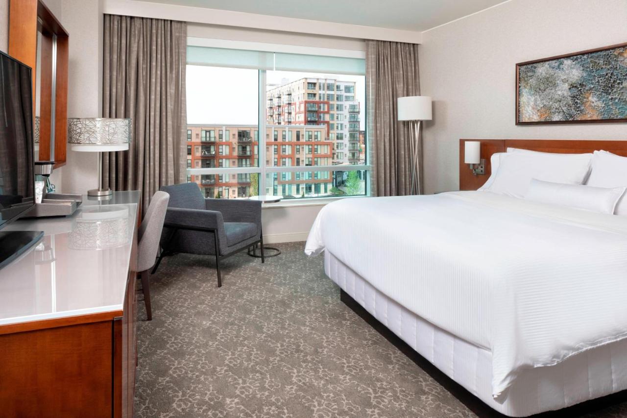 Club, Club lounge access, Guest room, 1 King at The Westin Edina Galleria