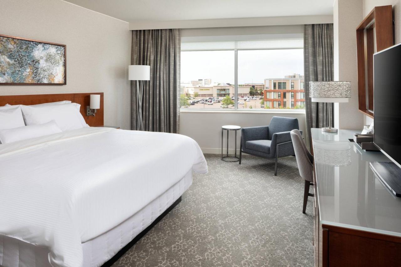 Club, Club lounge access, Guest room, 1 King at The Westin Edina Galleria