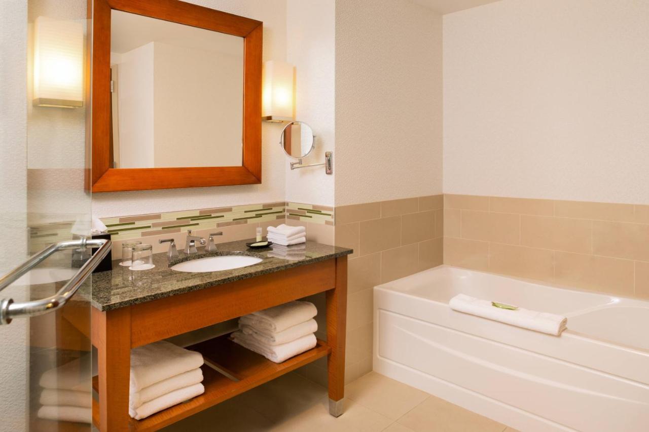 Club, Club lounge access, Guest room, 1 King at The Westin Edina Galleria