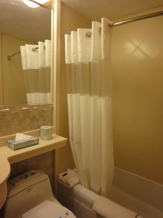 | Hyannis Travel Inn