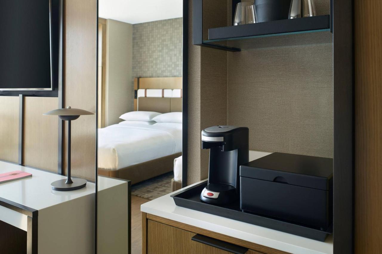 Guest room, 1 King, City view at Lexington Marriott City Center