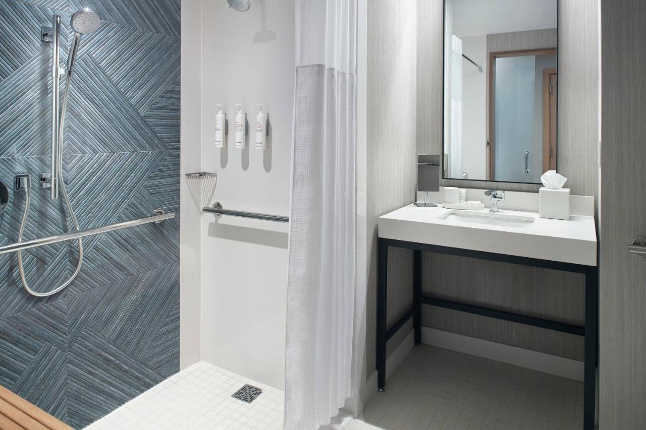 Guest room, 1 King, City view at Lexington Marriott City Center