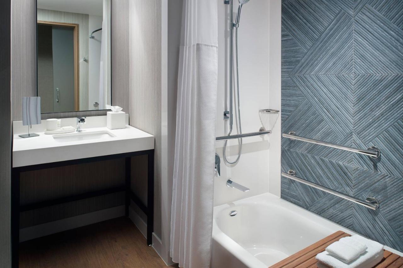 Guest room, 1 King, City view at Lexington Marriott City Center