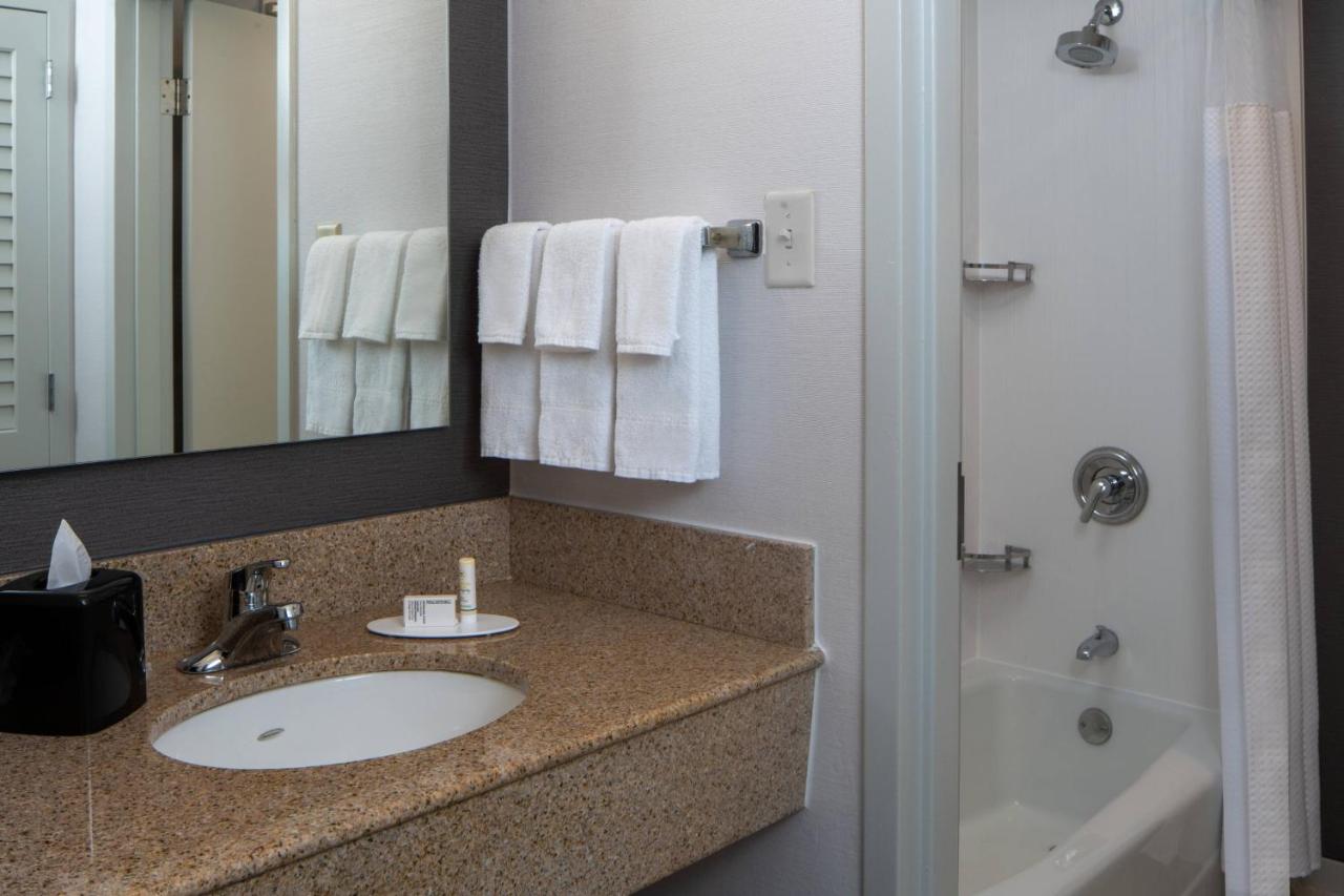 Queen Room with Two Queen Beds at Courtyard by Marriott Memphis East/Park Avenue