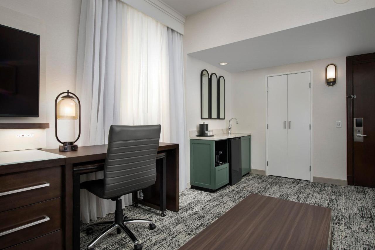 King Suite with Sofa Bed at Courtyard by Marriott San Diego Downtown