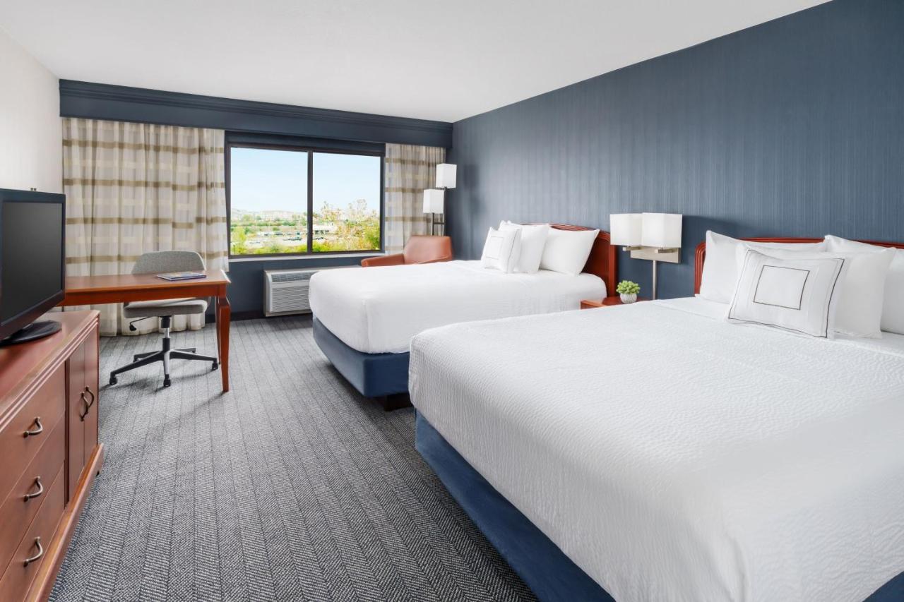 Queen Room with 2 Queen Beds at Courtyard by Marriott Sacramento Folsom
