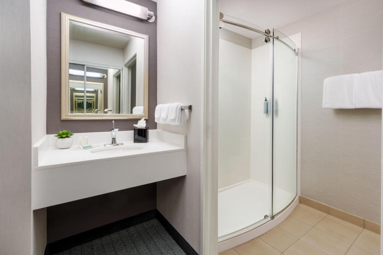 King Room at Courtyard by Marriott Sacramento Folsom