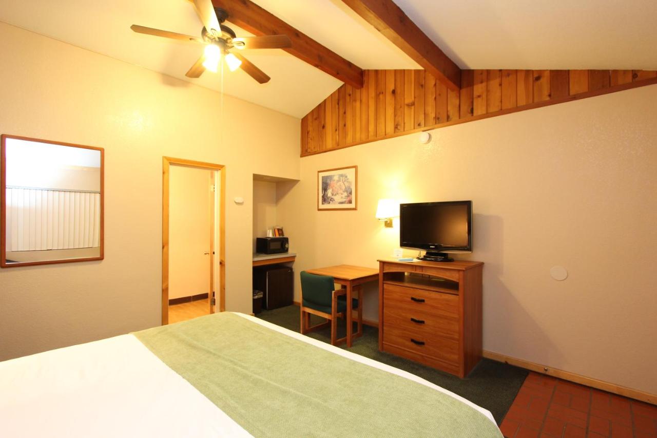  | Oakhurst Lodge