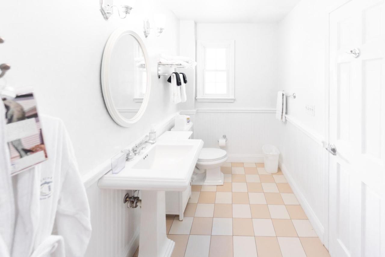 Deluxe King Studio - Pet Friendly at Canalside Inn