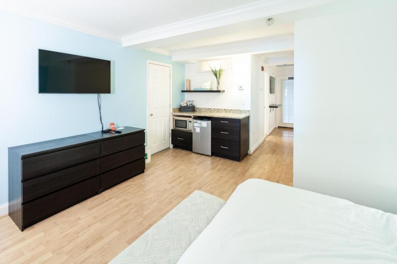 Deluxe King Studio - Pet Friendly at Canalside Inn