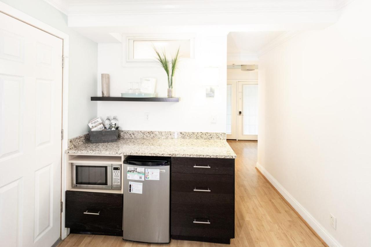Deluxe King Studio - Pet Friendly at Canalside Inn