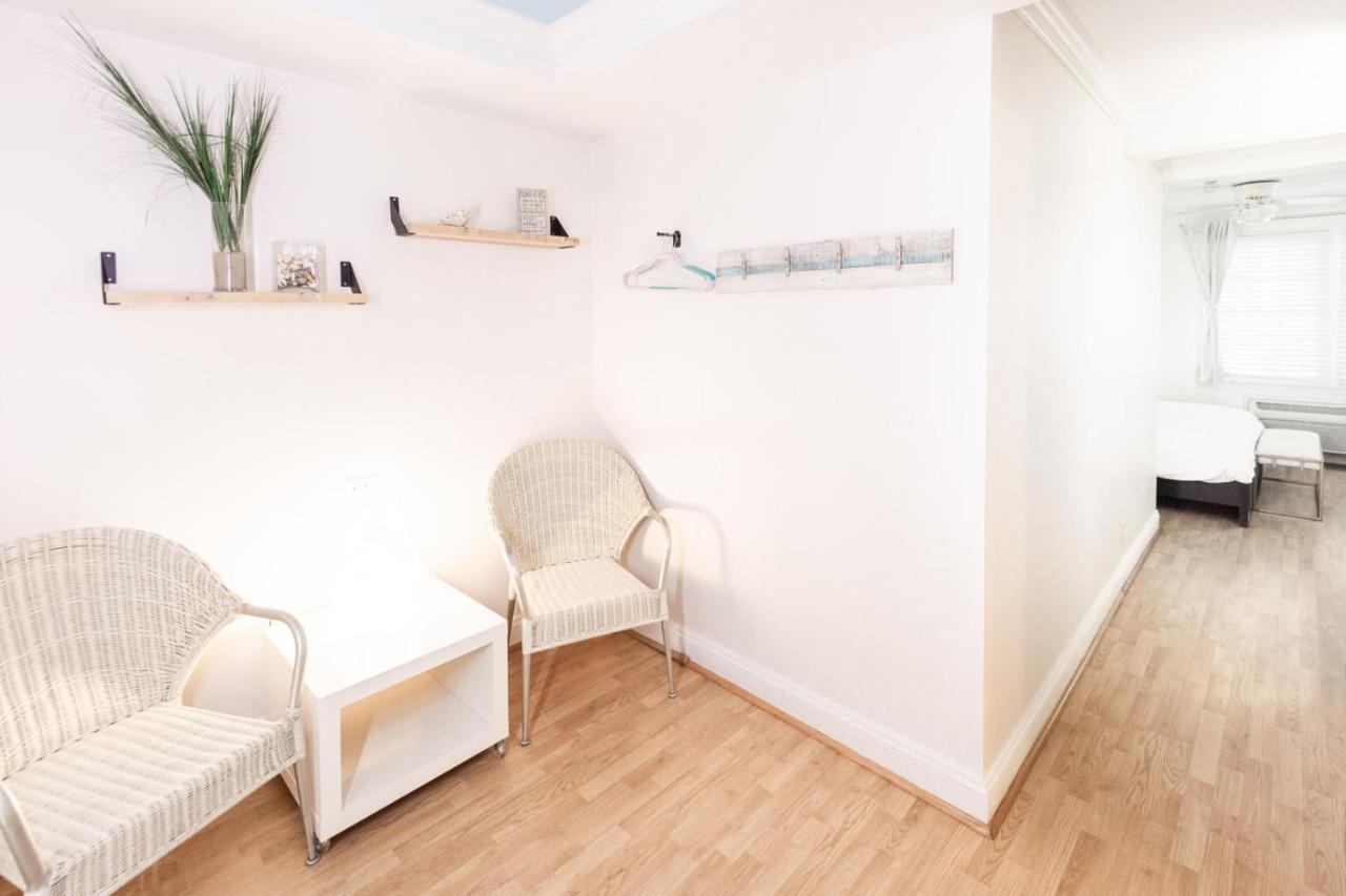 Deluxe King Studio - Pet Friendly at Canalside Inn