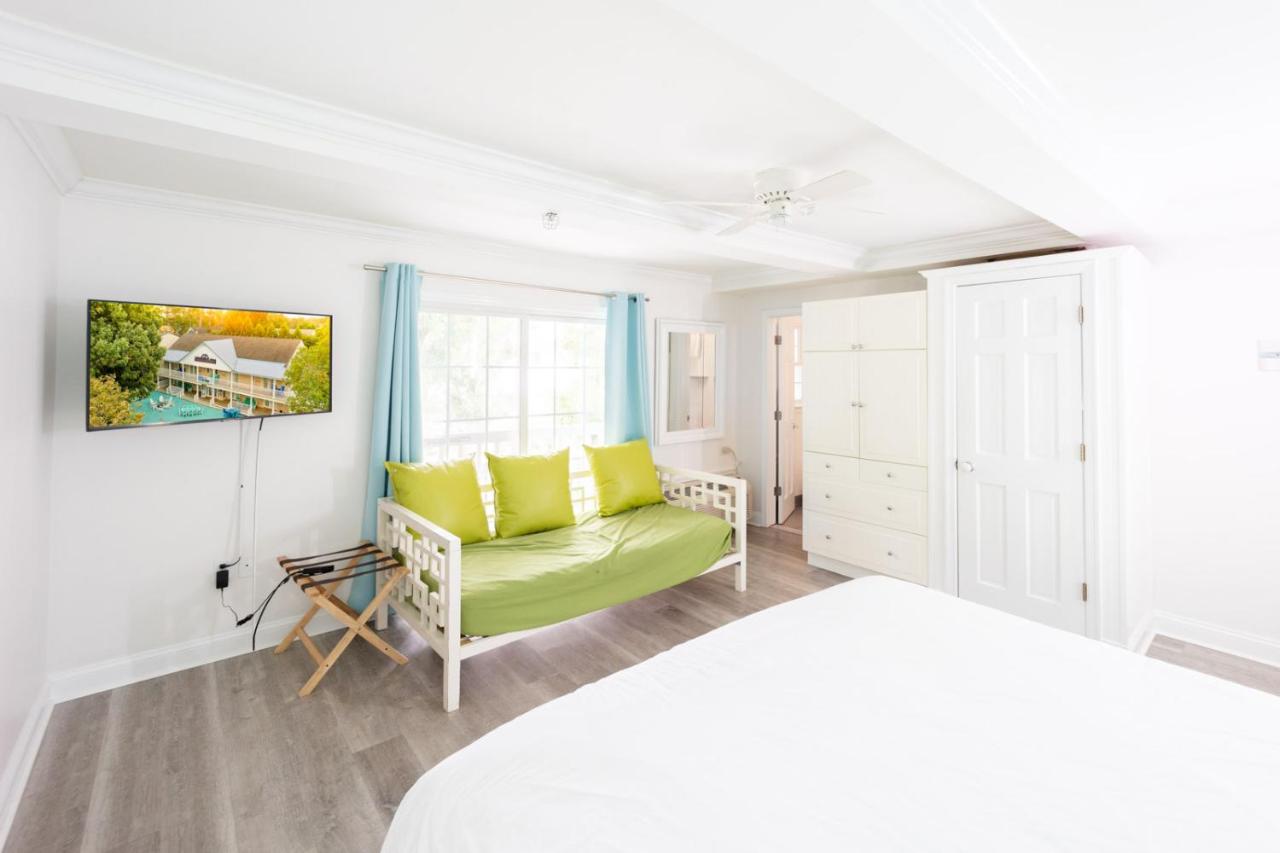 Deluxe King Studio - Pet Friendly at Canalside Inn