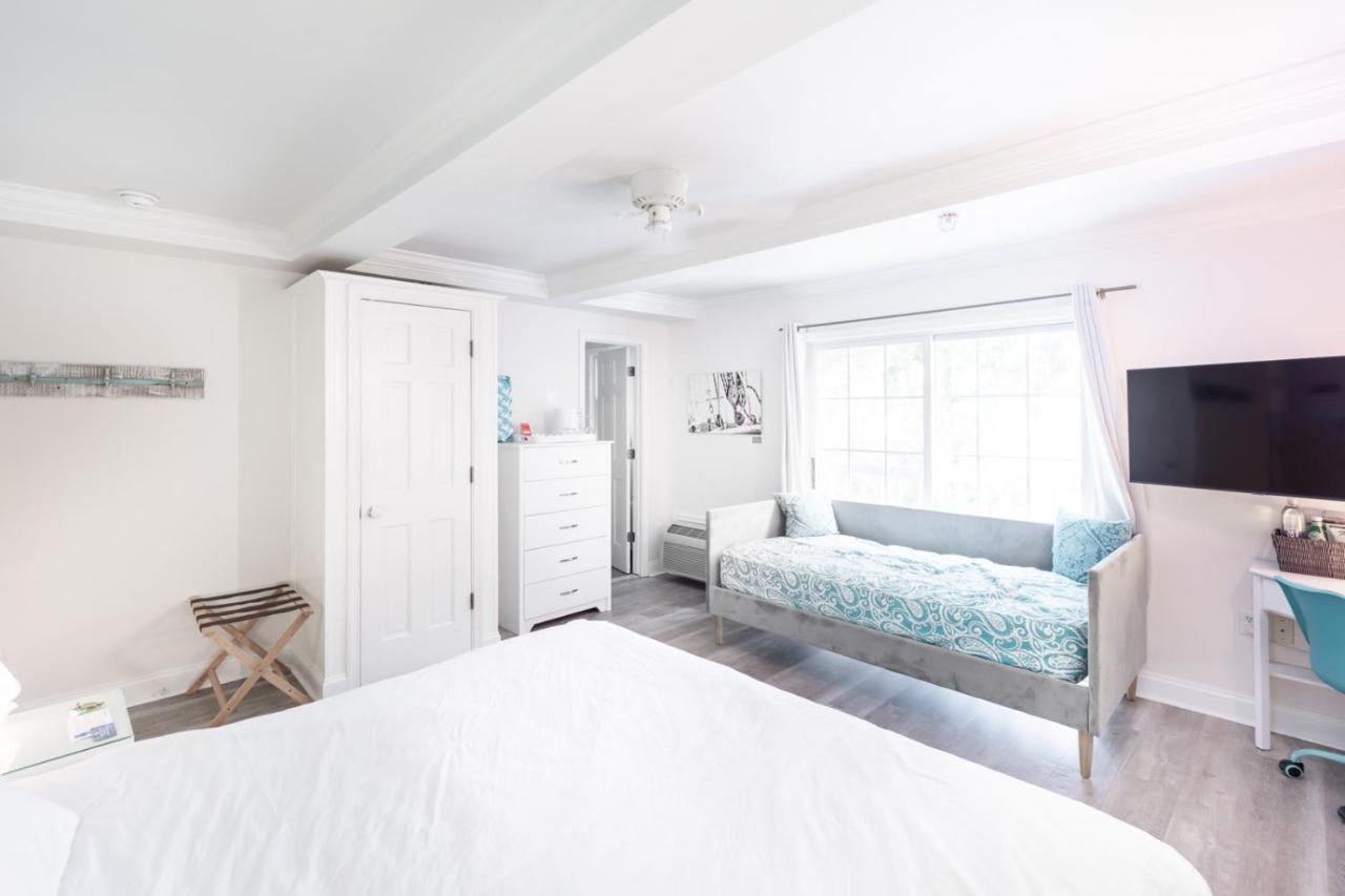 Deluxe King Studio - Pet Friendly at Canalside Inn