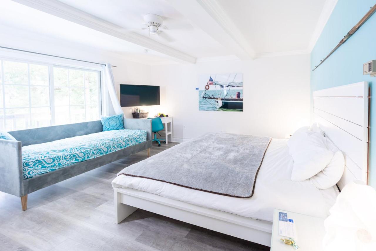 Deluxe King Studio - Pet Friendly at Canalside Inn
