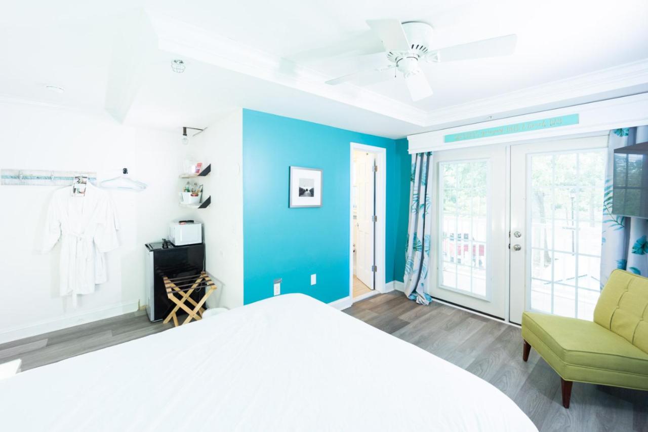 Queen Room - Pet Friendly at Canalside Inn