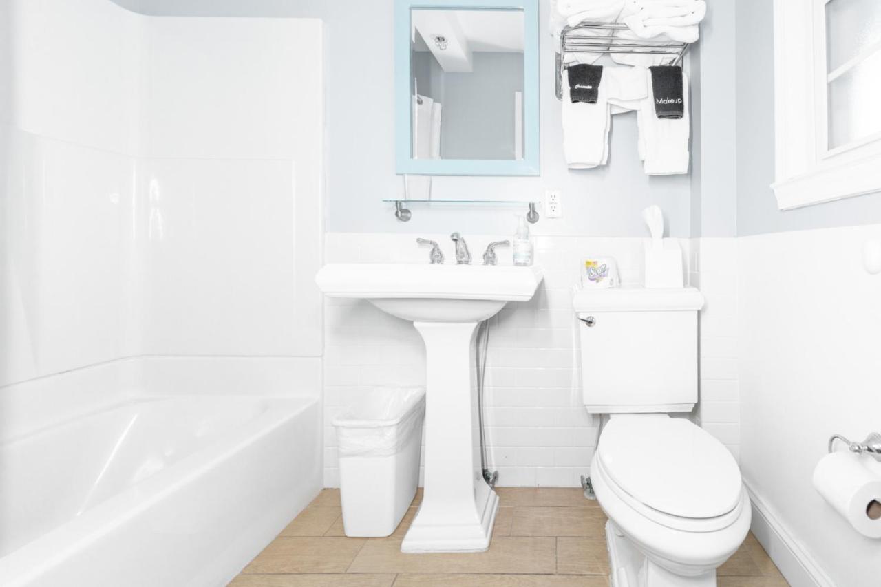 Queen Room - Pet Friendly at Canalside Inn