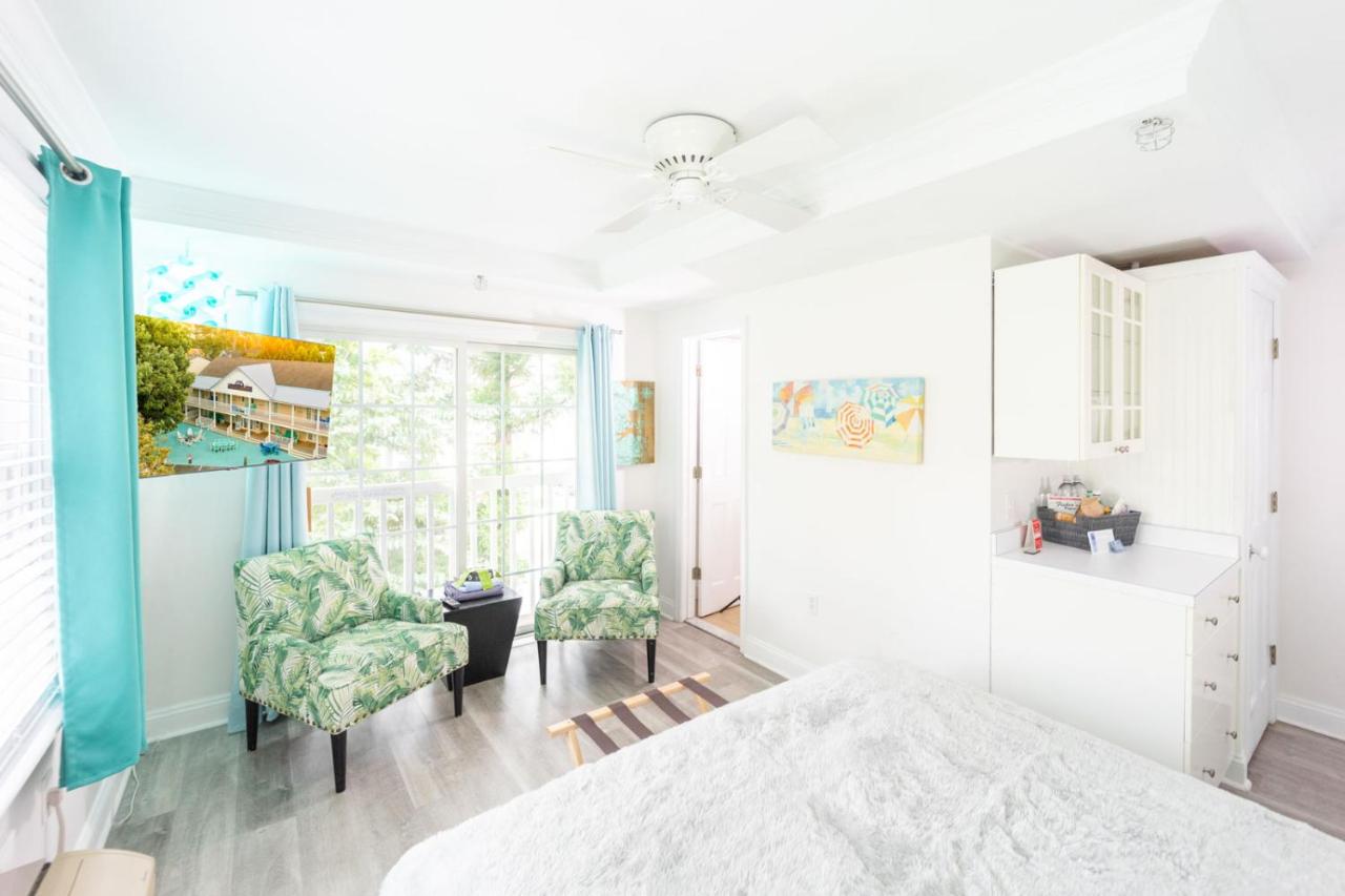 Queen Room - Pet Friendly at Canalside Inn