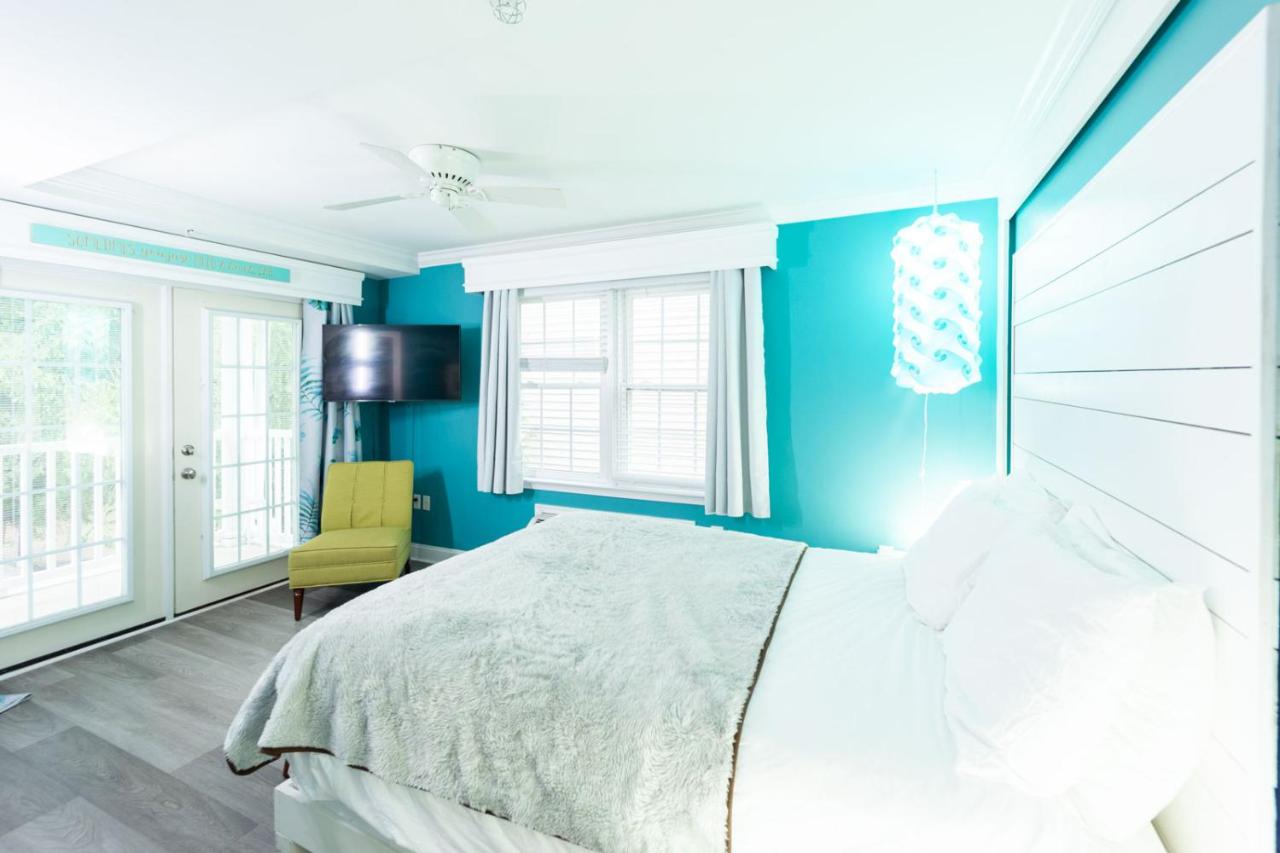 Queen Room - Pet Friendly at Canalside Inn