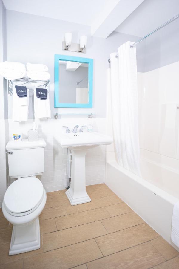Queen Room - Pet Friendly at Canalside Inn