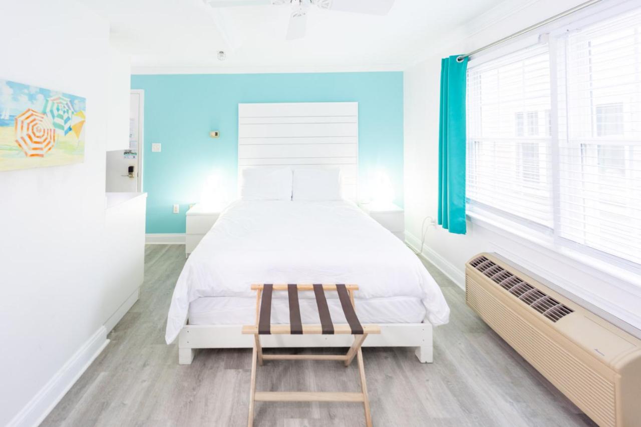 Queen Room - Pet Friendly at Canalside Inn